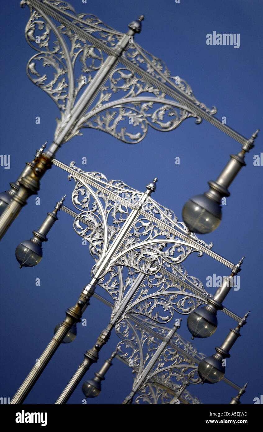 La ferronnerie ouvragée lampadaires sur la promenade de la ville de Brighton et Hove Banque D'Images