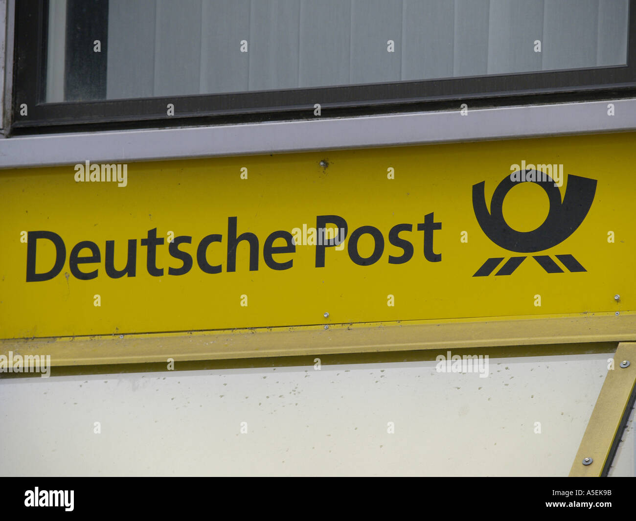 Signer et le logo de la poste allemande Banque D'Images