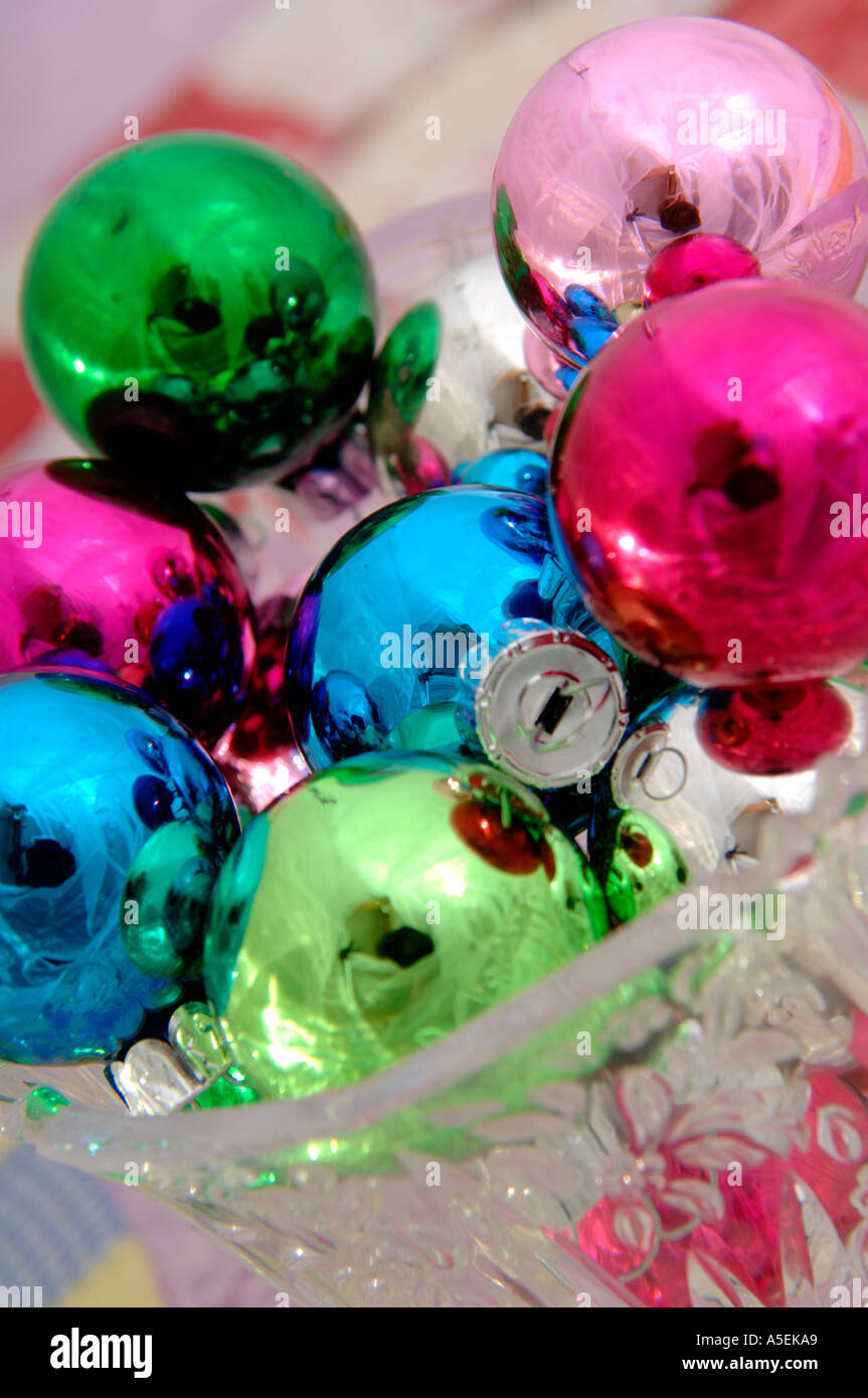 Ornements de Noël dans un bol en verre décoratif Banque D'Images