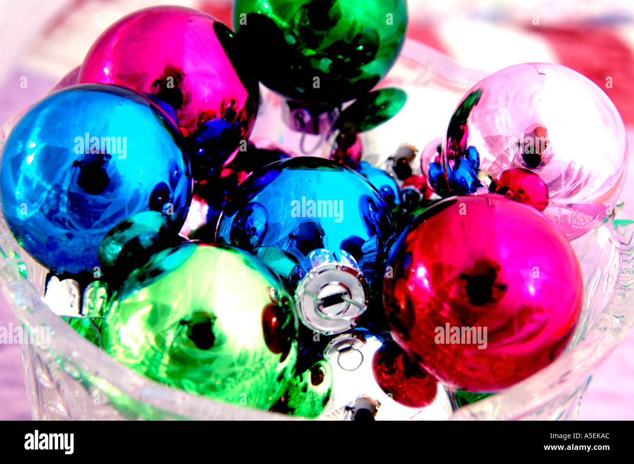 Ornements de Noël dans un bol en verre décoratif Banque D'Images