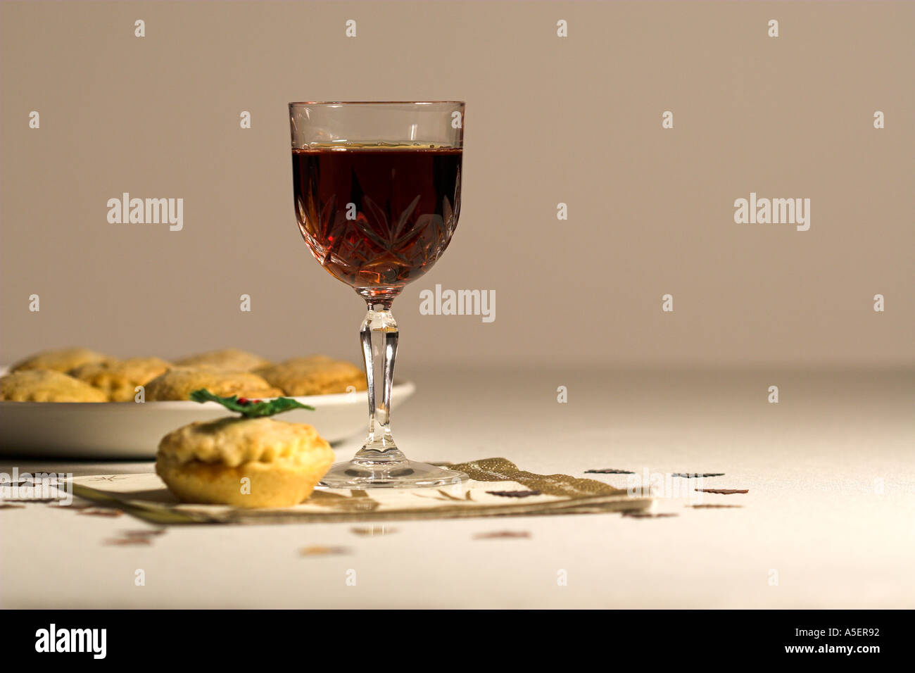 Mince pie et verre de sherry à table de Noël Banque D'Images