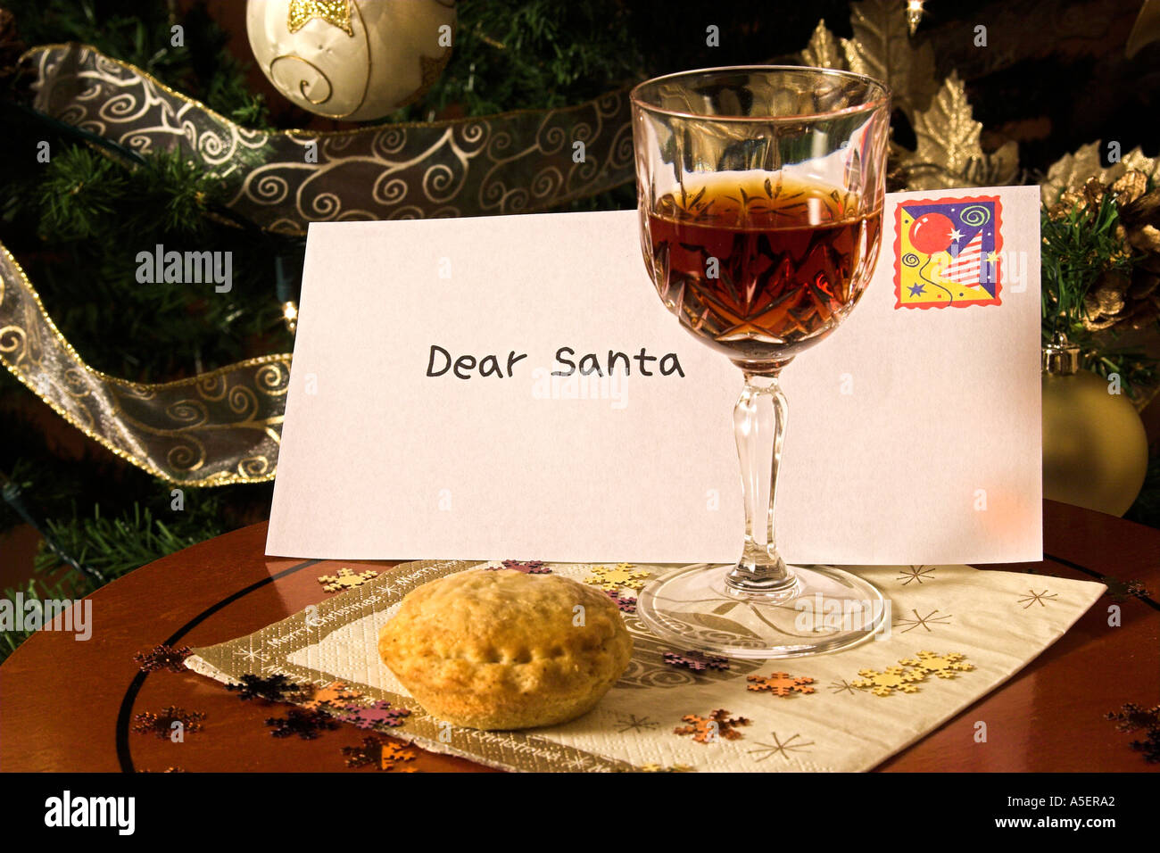 Lettre au Père Noël avec sous verre de sherry et mince pie Banque D'Images