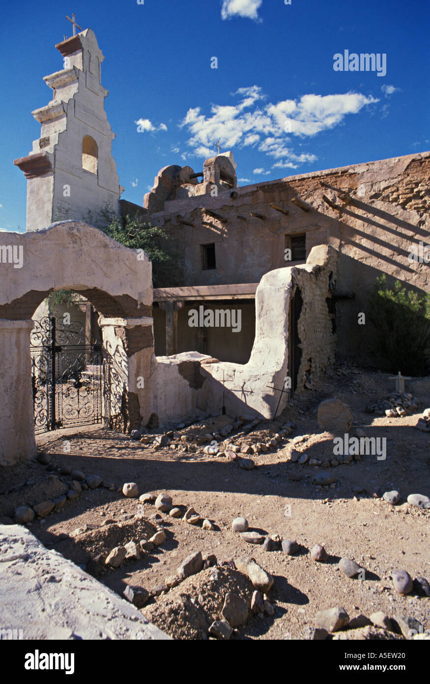 Tombes avec clocher de style mexicain sur filmset Arizona USA Banque D'Images