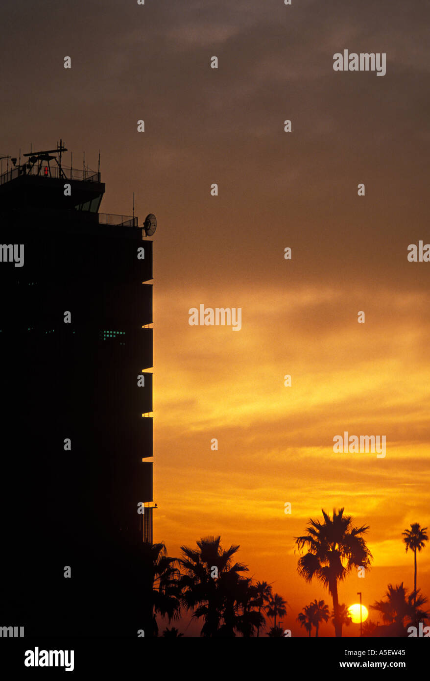 Tour de contrôle de l'aéroport de palmiers et coucher de soleil Lax Los Angeles California USA Banque D'Images