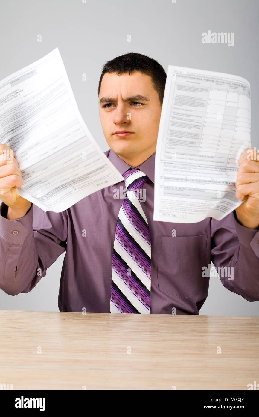 Homme en colère au bureau holding crumple deux feuilles de papier Le papier s'est formulaire copyright gratuitement Banque D'Images