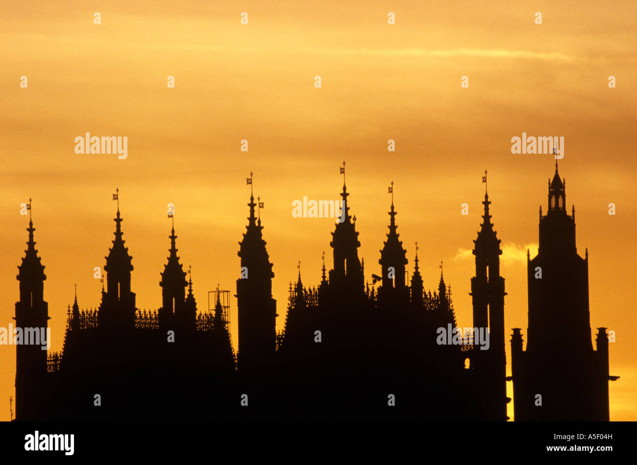 Chambres du Parlement silhouetté contre flèches golden sunset, London, UK Banque D'Images