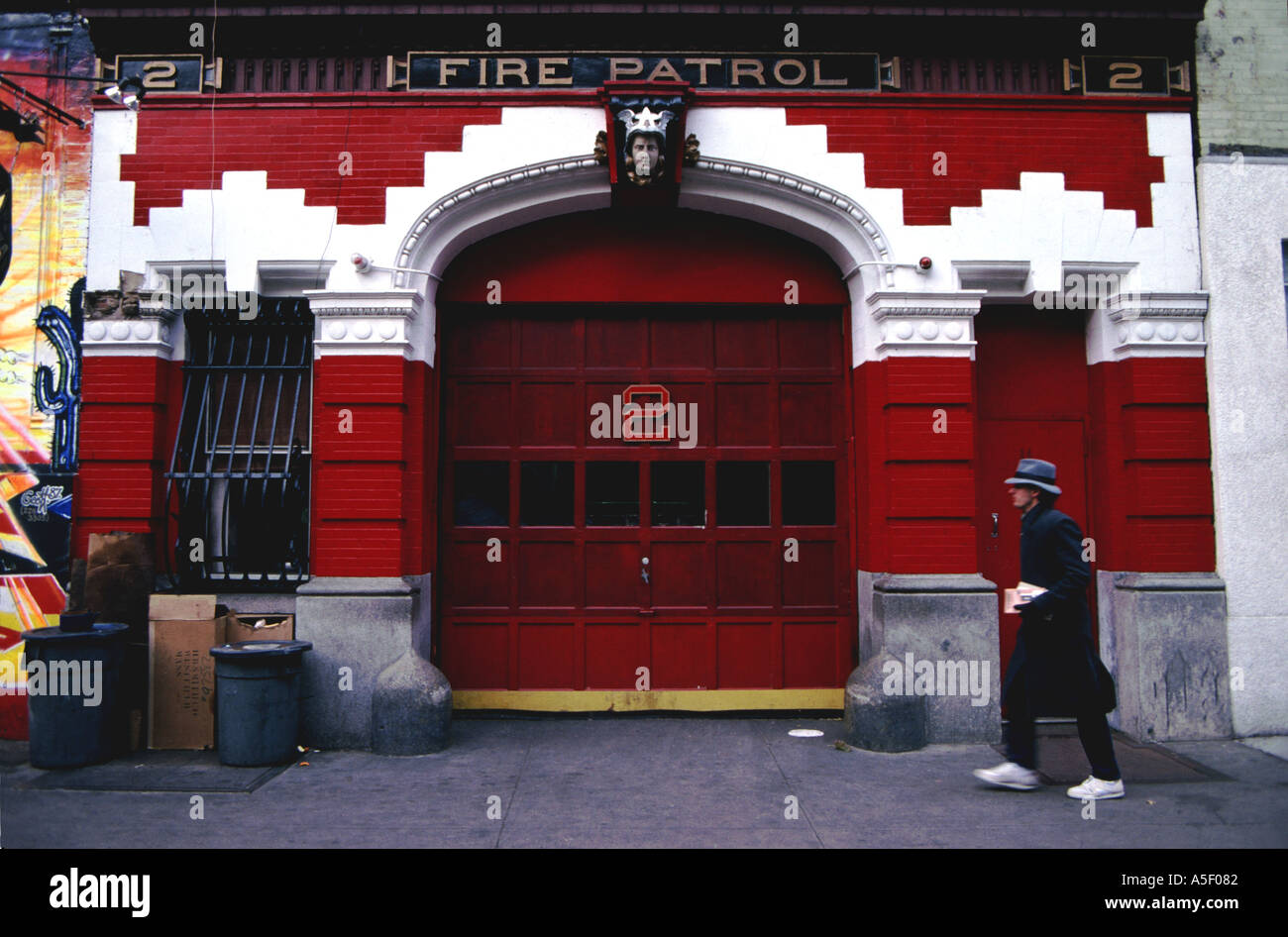 Homme en baskets et un chapeau marchant devant la façade de la patrouille de pompiers numéro 2 Fire Station Facade New York USA Banque D'Images