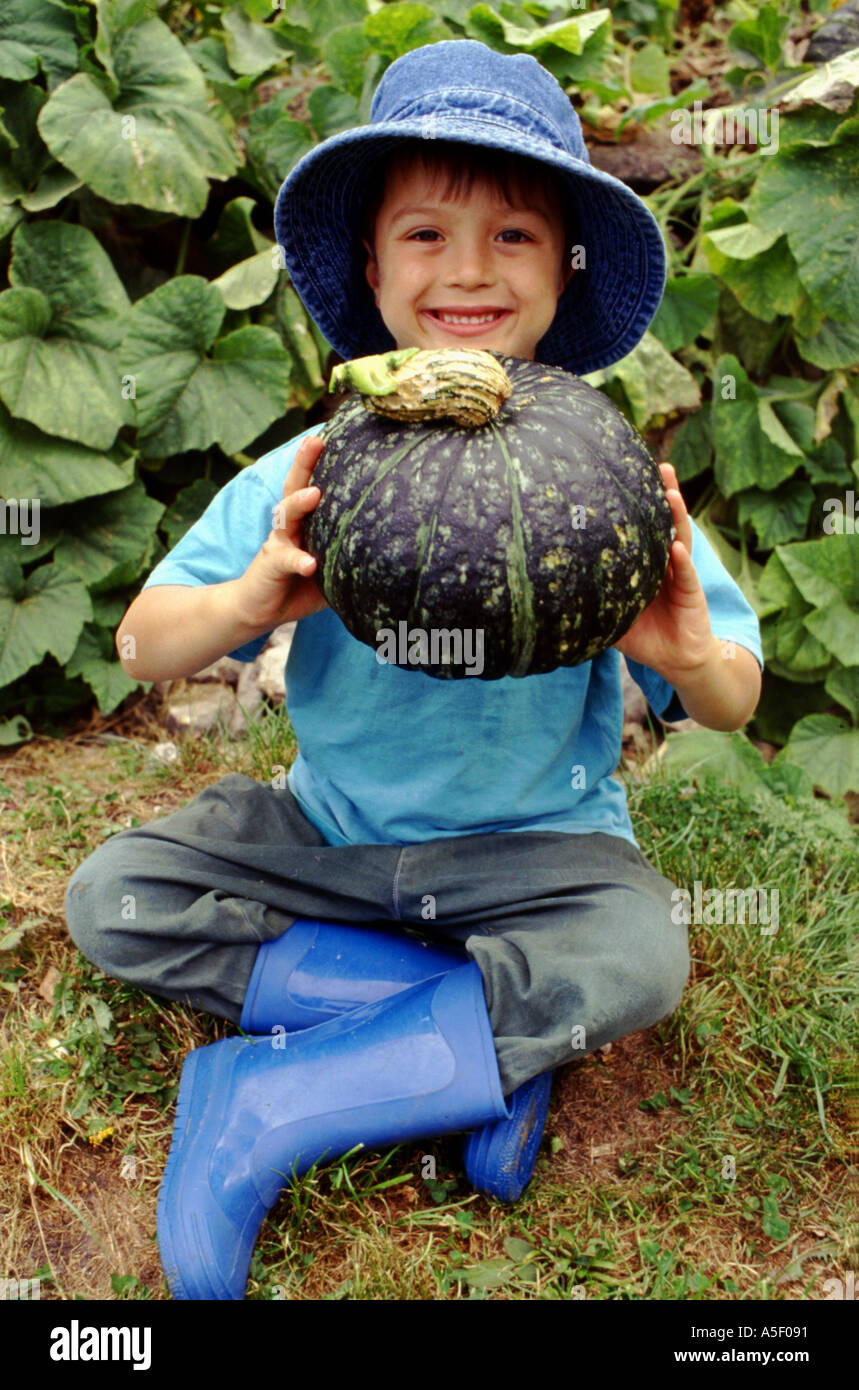 Boy with pumpkin Banque D'Images