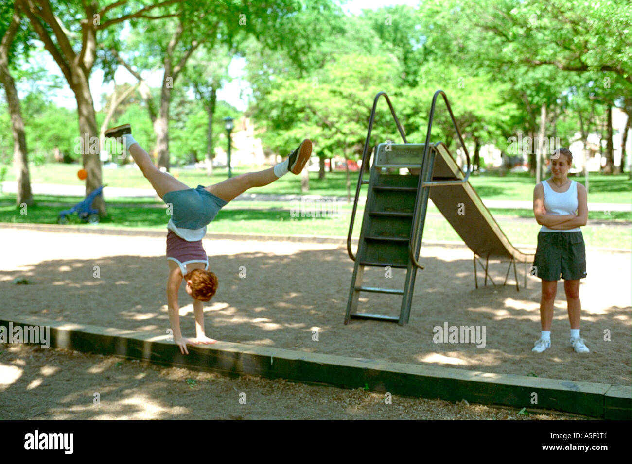 Fille de 15 ans doing handstand au parc Minnehaha. Minneapolis Minnesota USA Banque D'Images