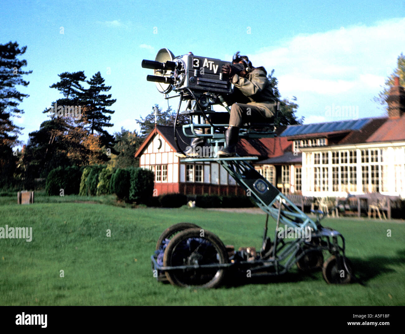 Un VTT Pye Mk3 monté sur une caméra de télévision exploités par dolly Proctor Alan Gibbons à Stanmore Golf Club en octobre 1960 Banque D'Images