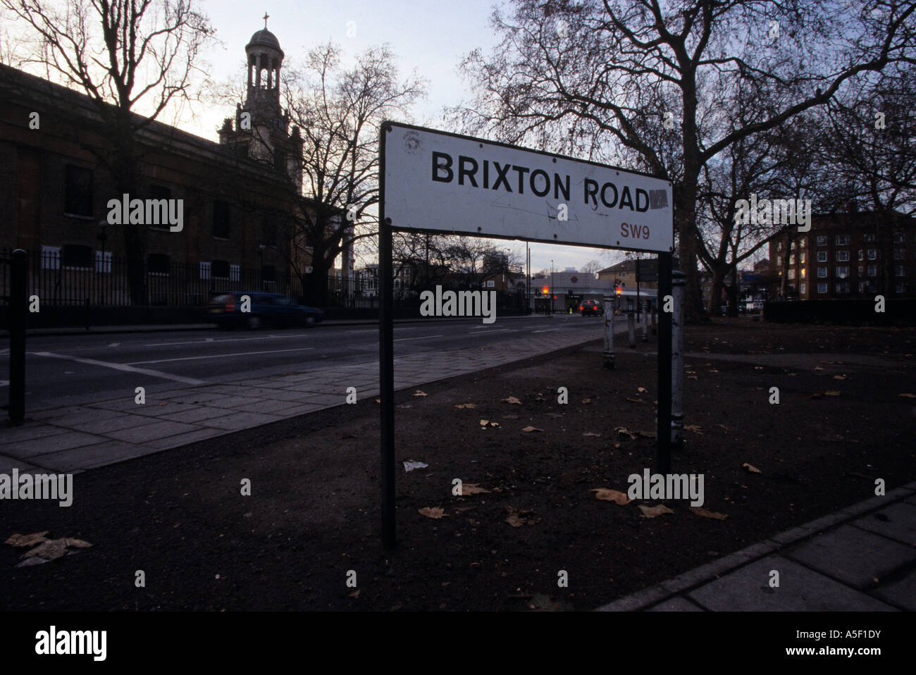 Brixton Road avec St Matthieu s'Église en arrière-plan Banque D'Images