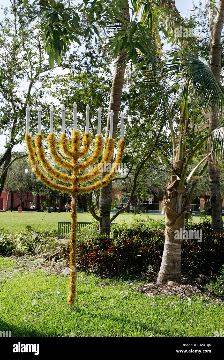 Chandelier bougie Noël juif en plastique décoration fleurs jardin palm parc  arbres vert jaune couleur de la verdure Photo Stock - Alamy