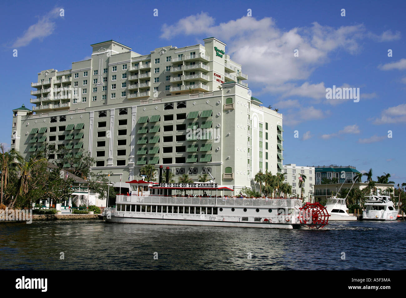 Fort Lauderdale FL Floride chenal Bateau bateaux blanc chic riche en Floride espagnole et méditerranéenne mason Banque D'Images