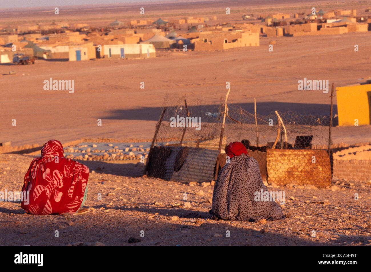 Deux femmes musulmanes du camp de réfugiés sahraouis de Tindouf en Algérie de l'Ouest Banque D'Images