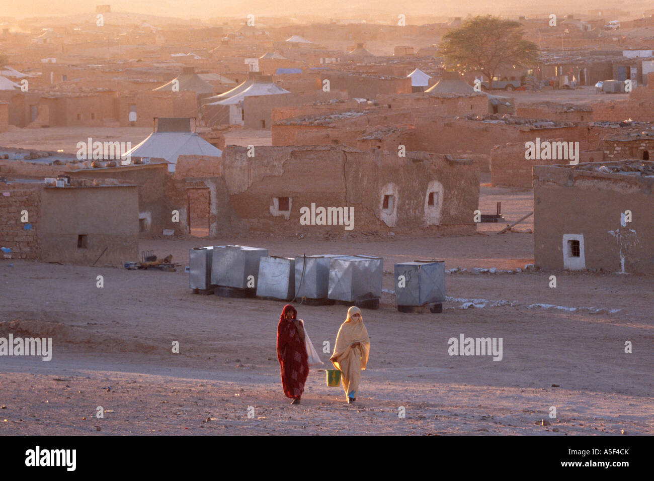 Deux femmes musulmanes du camp de réfugiés sahraouis de Tindouf en Algérie de l'Ouest Banque D'Images