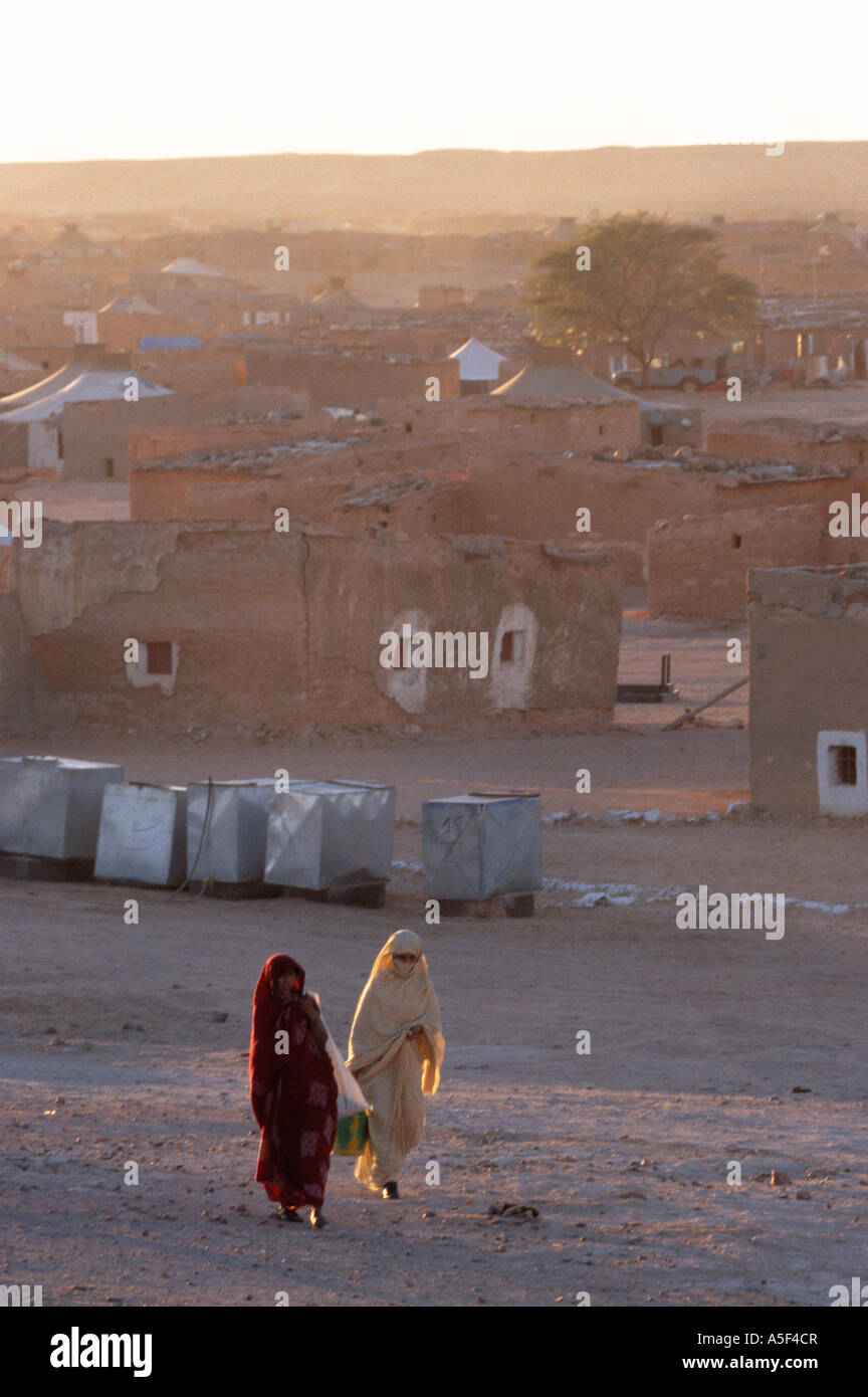 Deux femmes musulmanes du camp de réfugiés sahraouis à Tindouf Banque D'Images