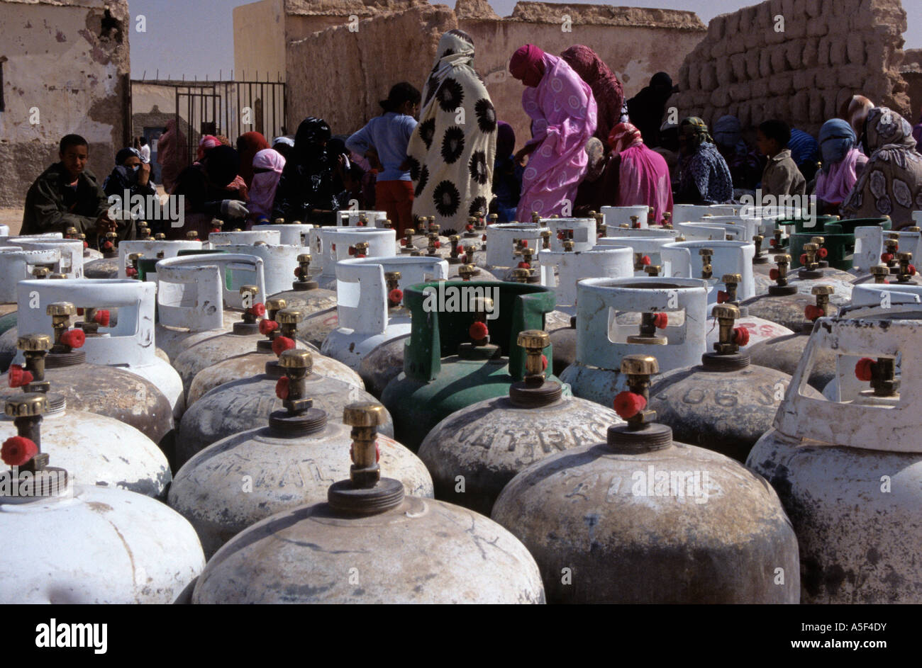 Les villageois de camp de réfugiés sahraouis de Tindouf, la collecte des bouteilles de gaz, dans l'ouest de l'Algérie Banque D'Images