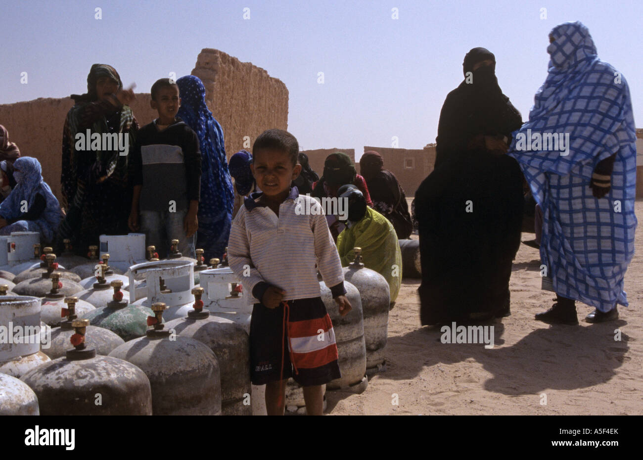 Les villageois de camp de réfugiés sahraouis de Tindouf, la collecte des bouteilles de gaz, dans l'ouest de l'Algérie Banque D'Images