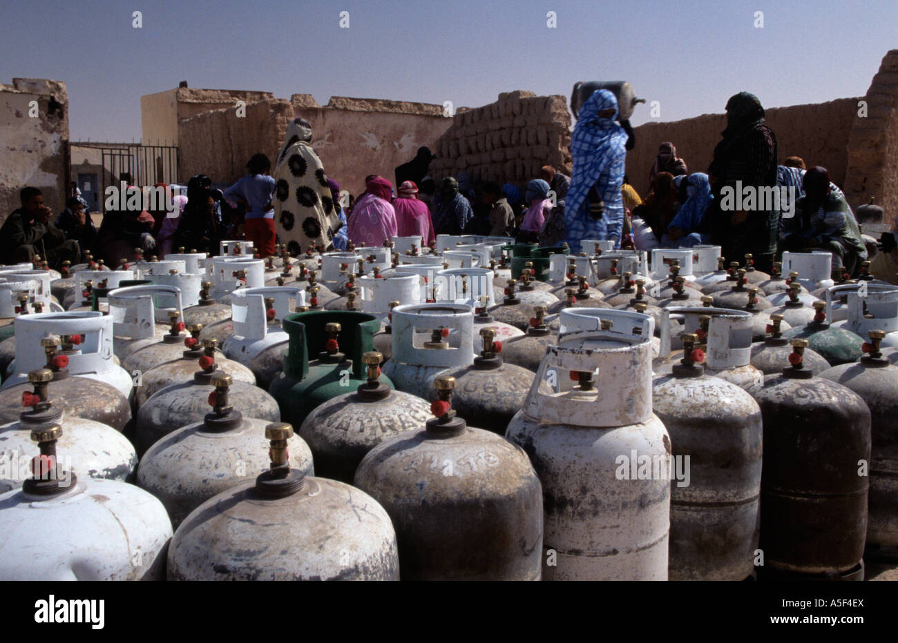Les gens de la camp de réfugiés sahraouis de Tindouf en Algérie de l'Ouest la collecte des bouteilles de gaz Banque D'Images