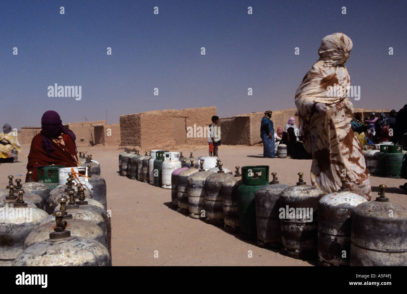 Les gens de la camp de réfugiés sahraouis de Tindouf en Algérie de l'Ouest la collecte des bouteilles de gaz Banque D'Images