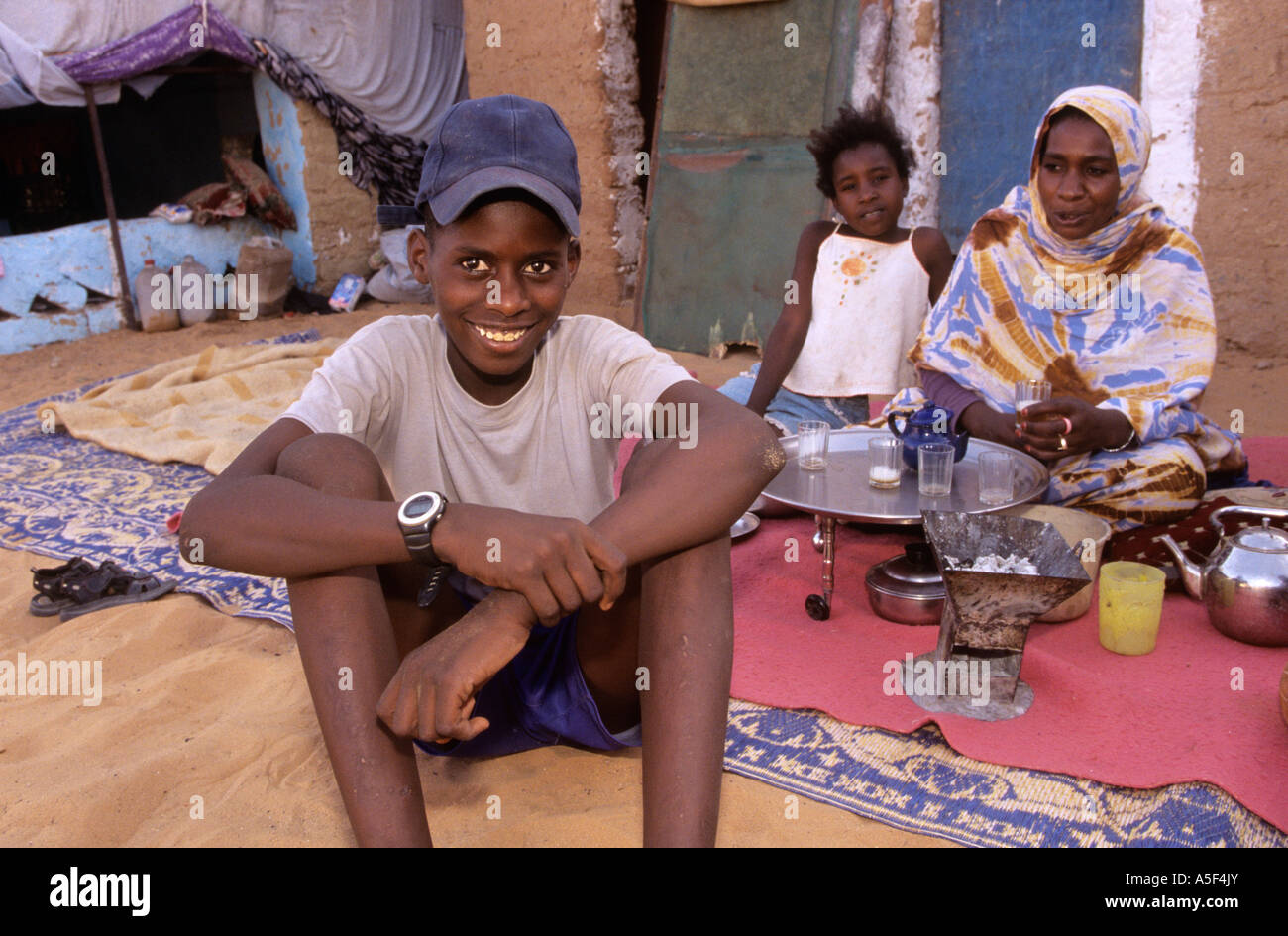 Famille musulmane, camp de réfugiés sahraouis de Tindouf, dans l'ouest de l'Algérie, Banque D'Images
