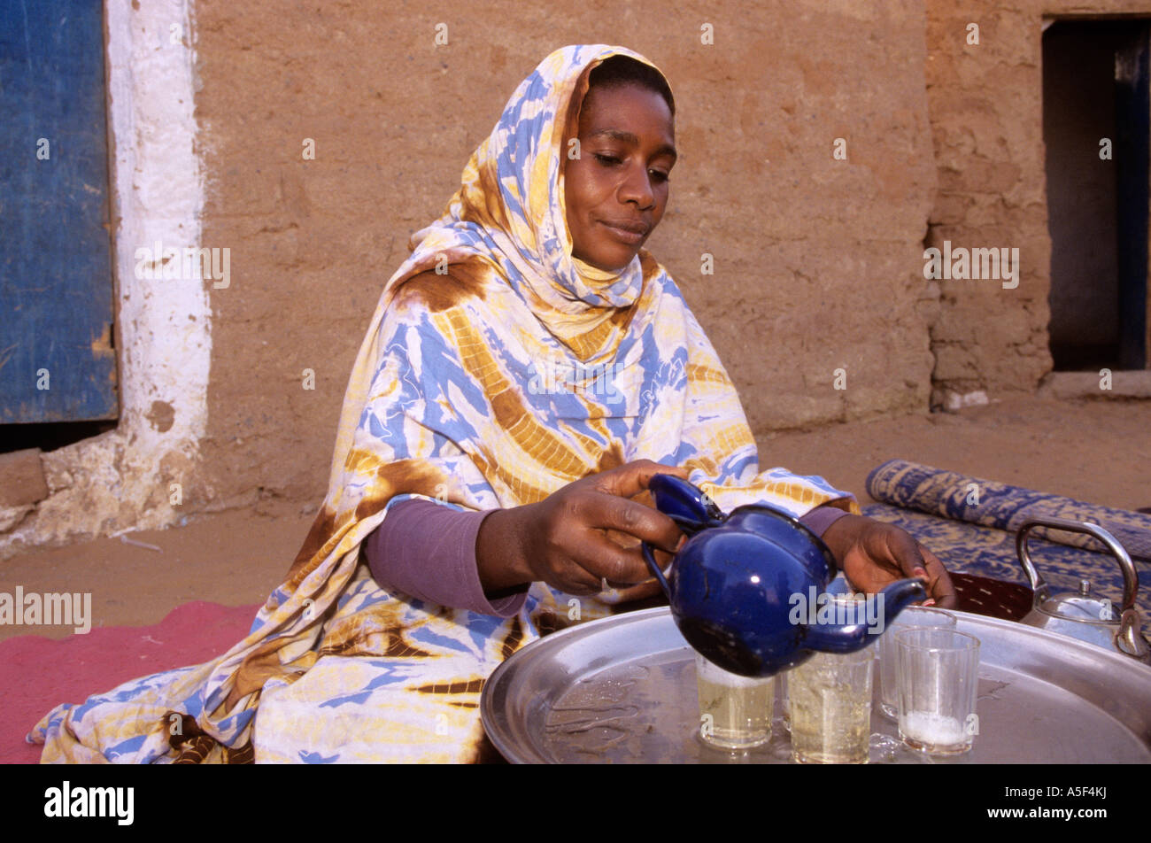 Muslim woman pouring tea dans des verres, camp de réfugiés sahraouis de Tindouf, dans l'ouest de l'Algérie, Banque D'Images