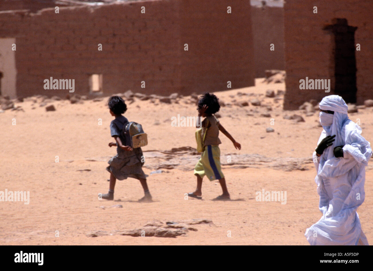 Enfants sahraouis de Tindouf, aller à l'école, dans l'ouest de l'Algérie Banque D'Images
