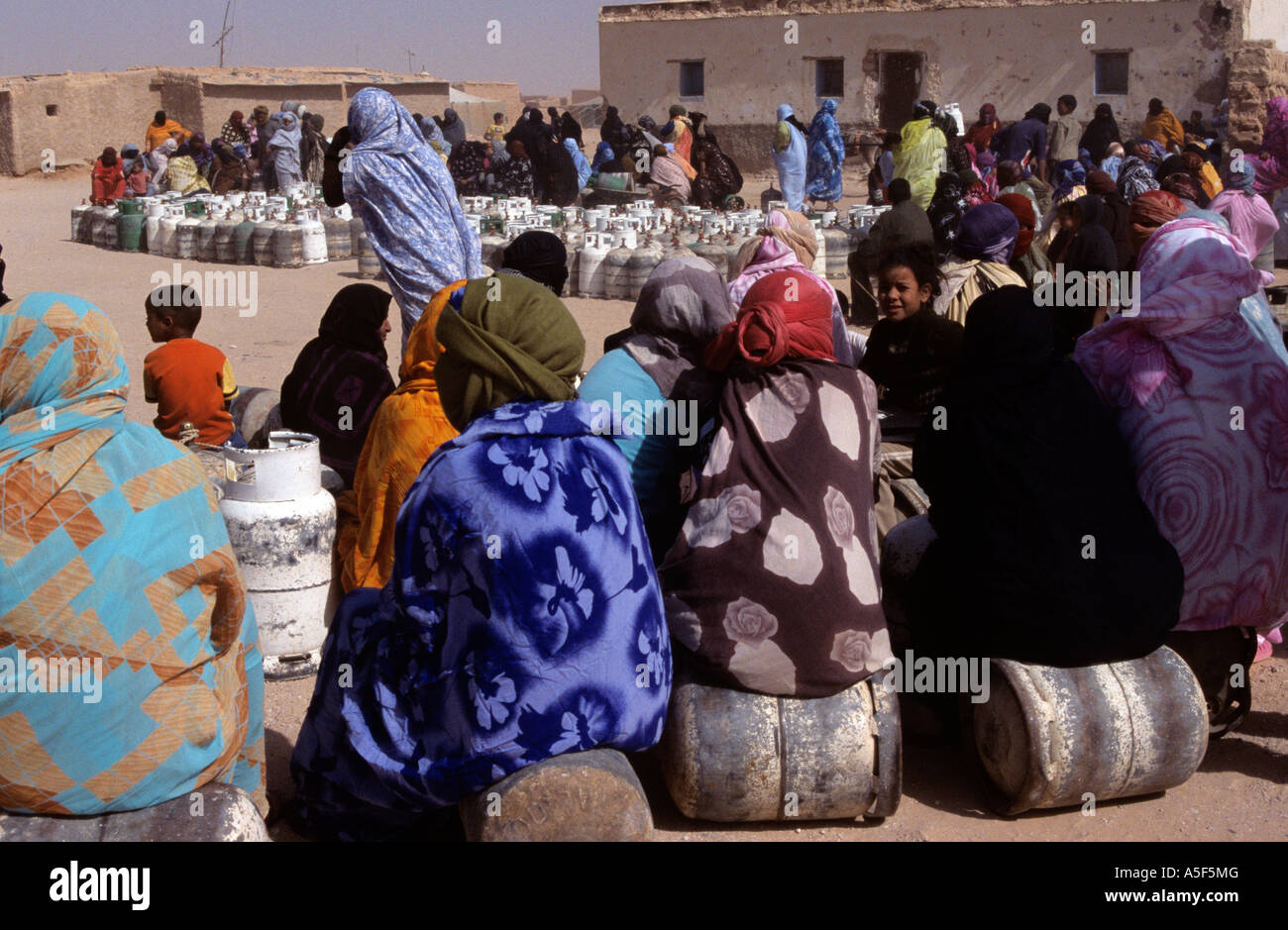 Réfugiés sahraouis la collecte des bouteilles de gaz, Tindouf, ouest de l'Algérie Banque D'Images