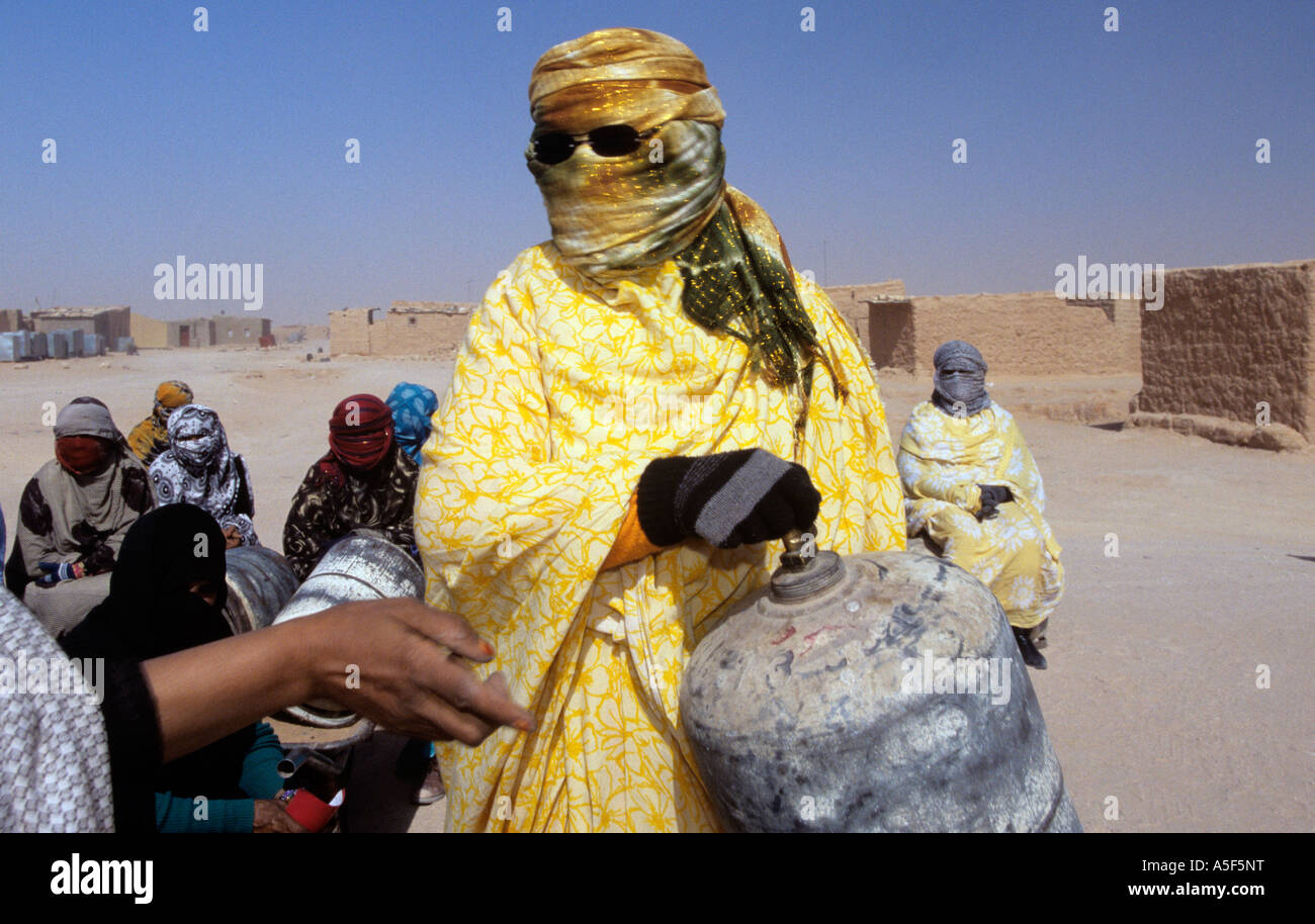 Réfugiés sahraouis la collecte de gaz à cylilnder, Tindouf, dans l'ouest de l'Algérie Banque D'Images