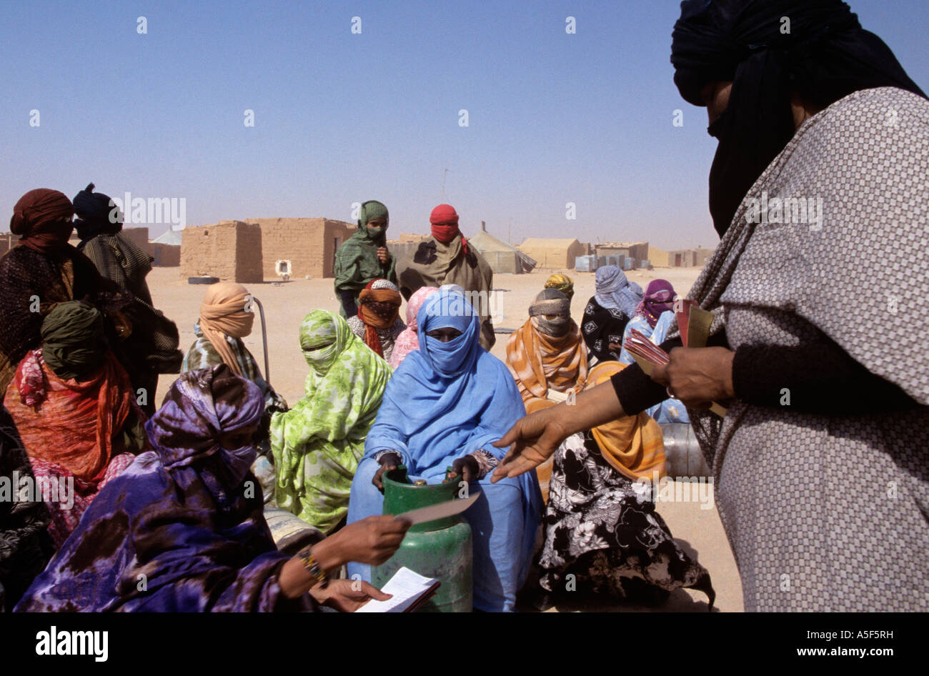 Les réfugiés sahraouis de Tindouf en Algérie de l'Ouest la collecte des bouteilles de gaz Banque D'Images