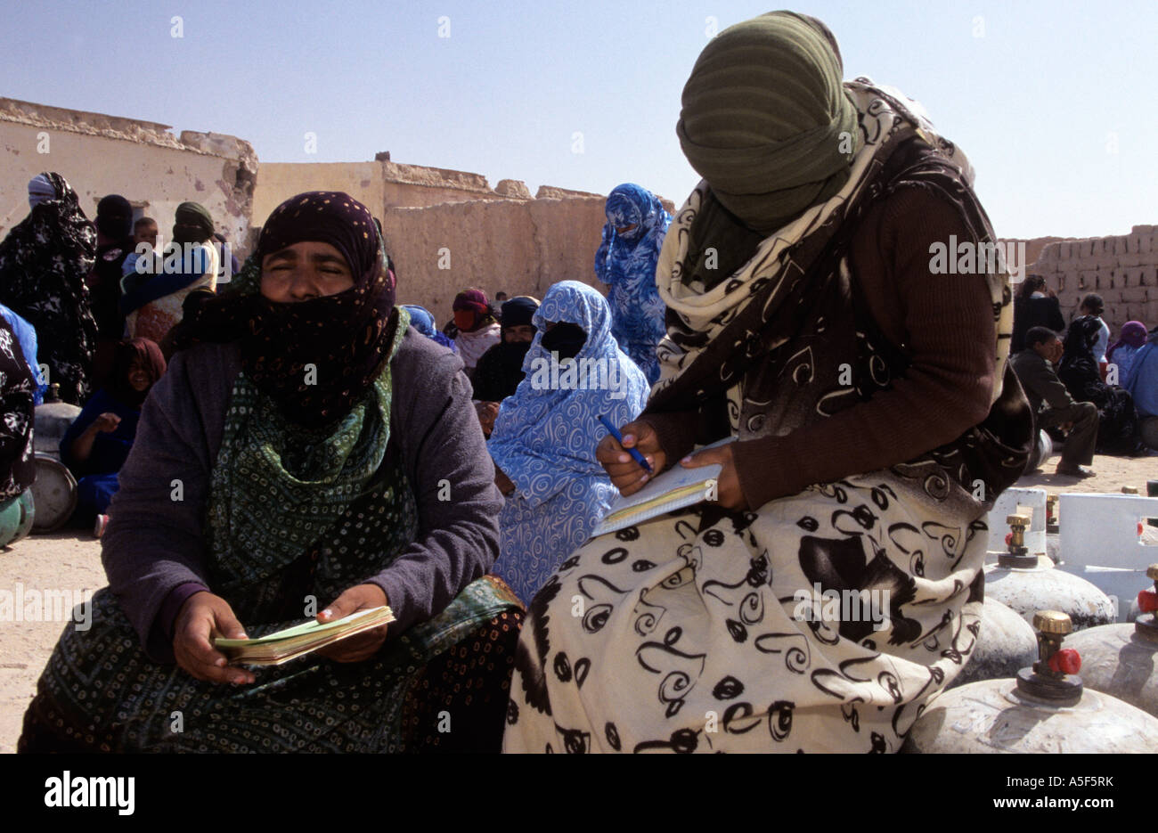 Les réfugiés sahraouis de Tindouf en Algérie de l'Ouest leur collecte de fournitures de carburant Banque D'Images