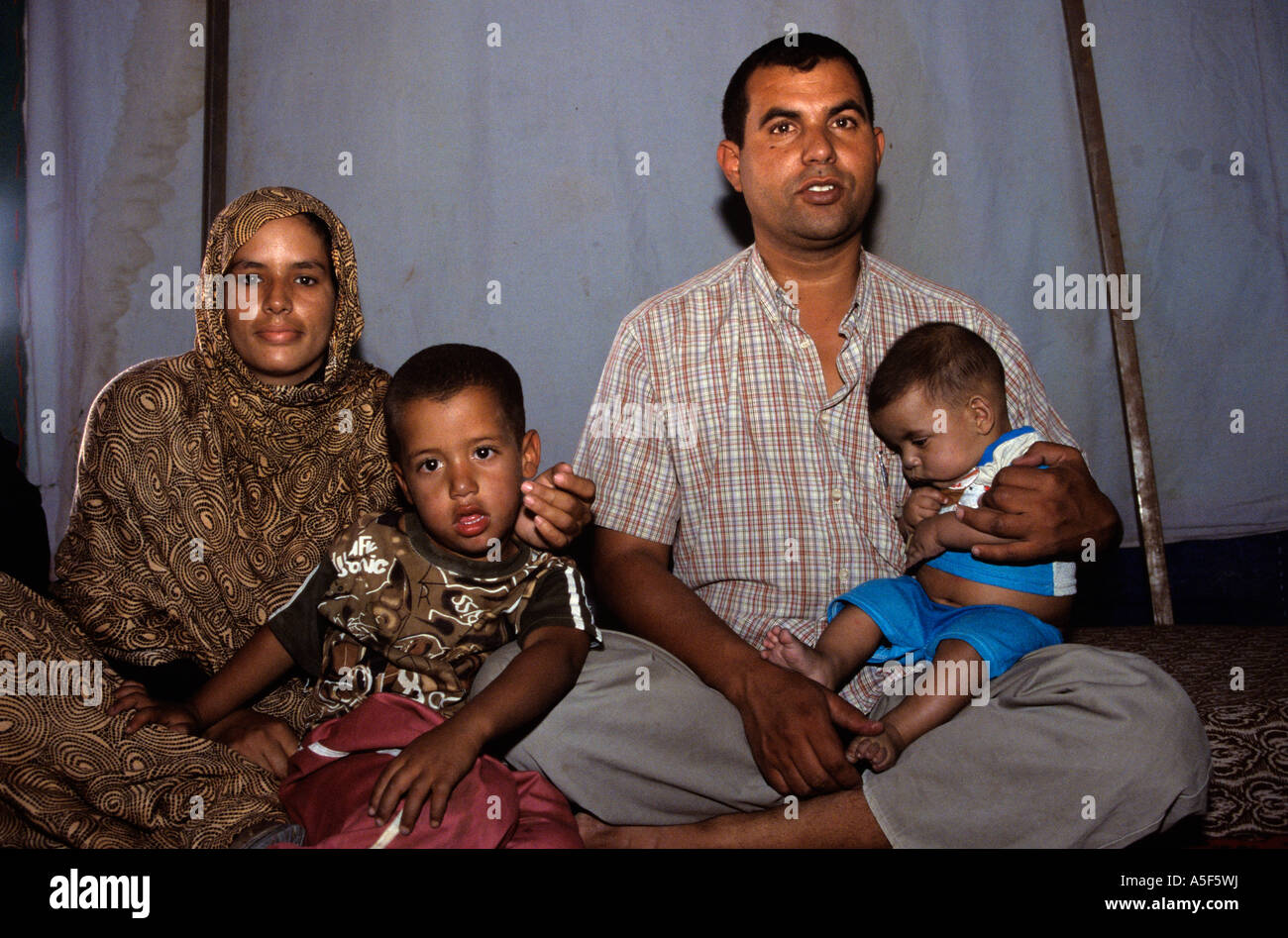 Portrait de famille de réfugiés, Tindouf, dans l'ouest de l'Algérie Banque D'Images