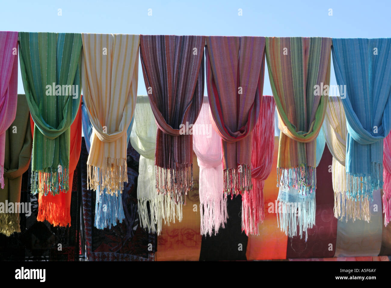Foulards multicolores en vente sur une ligne à un marché de Lagos Algarve Portugal Banque D'Images