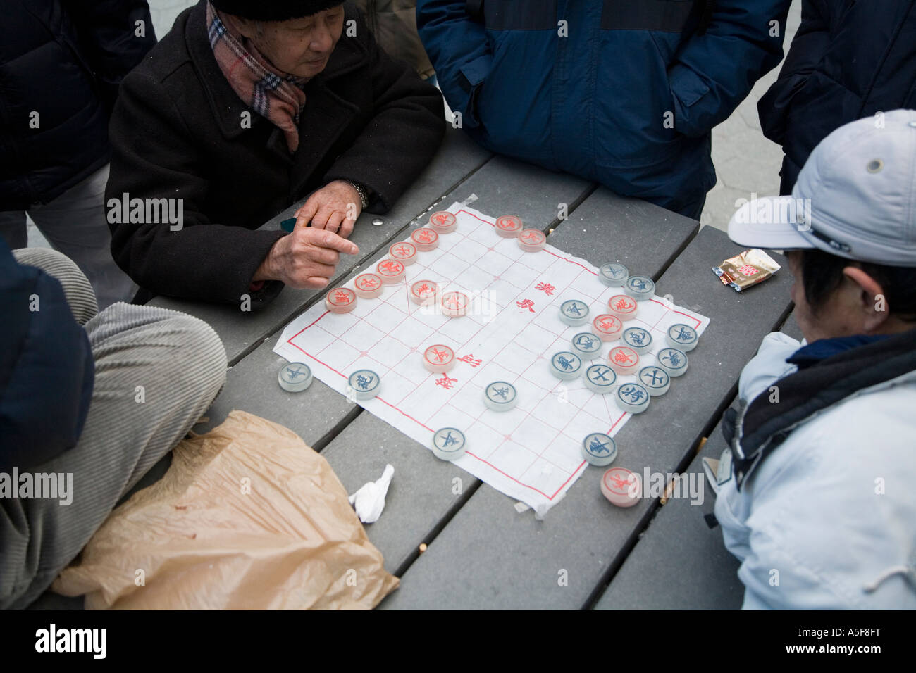 Échecs chinois dans le parc Banque D'Images