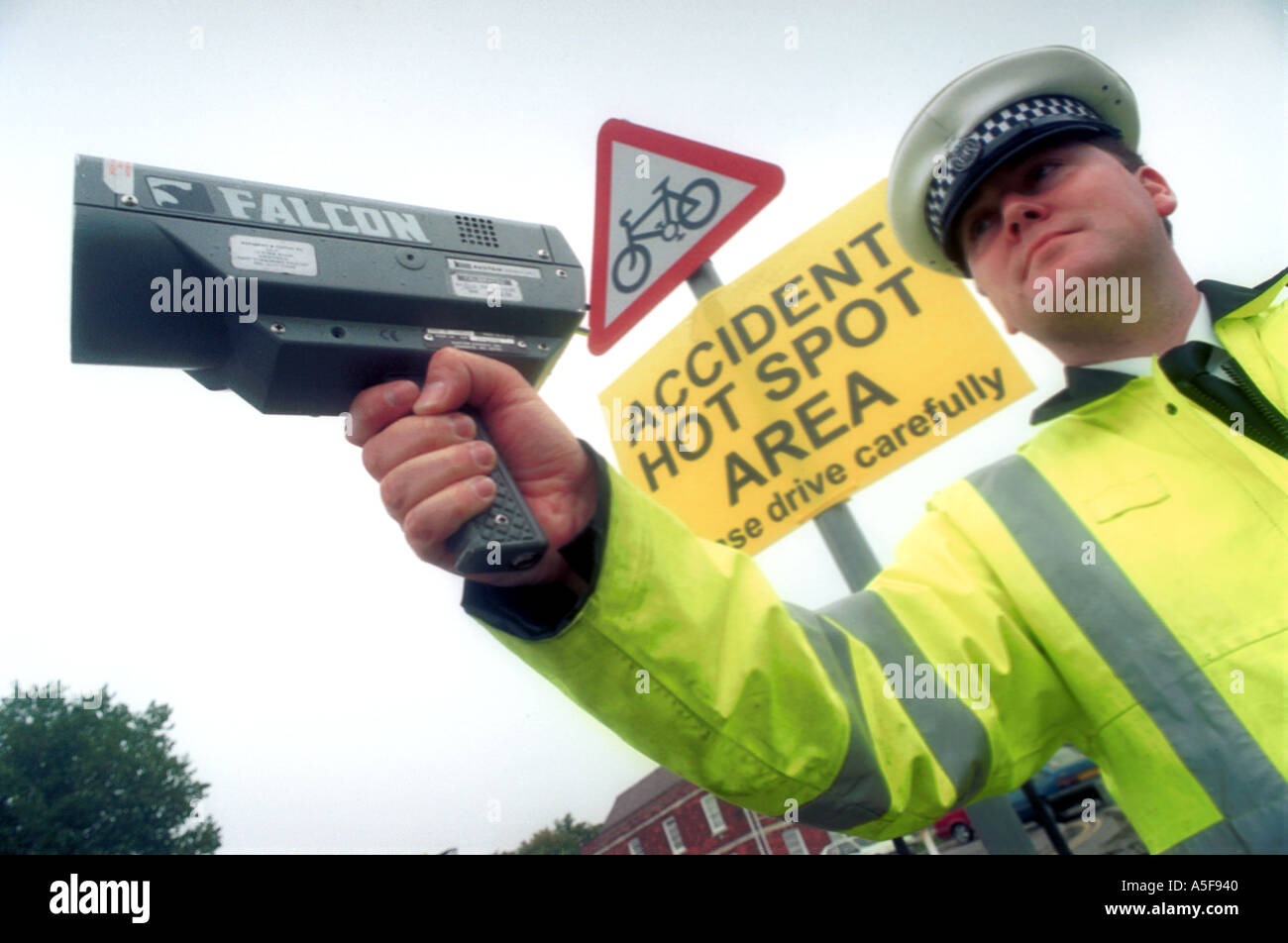 Agent de police de la circulation à l'aide d'un pistolet 'Vitesse' England UK Banque D'Images