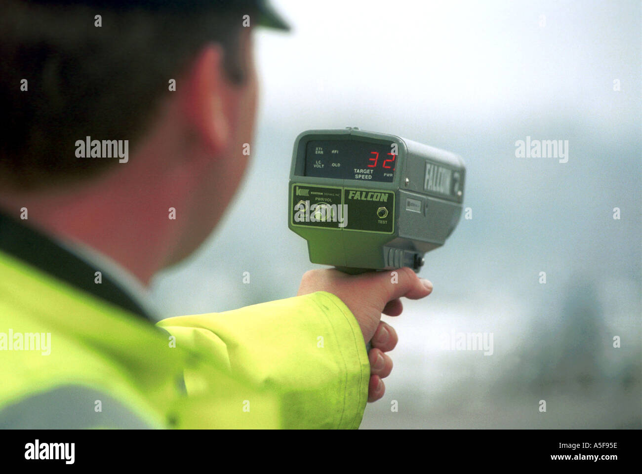 Agent de police de la circulation à l'aide d'un pistolet 'Vitesse' England UK Banque D'Images