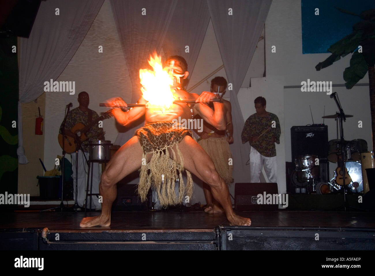 Un homme danse avec le feu dans une boîte de nuit à Sao Paulo Brésil Photo  Stock - Alamy