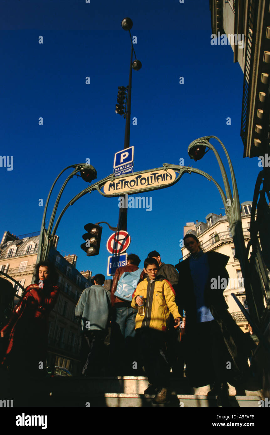 Métro de Paris et les navetteurs d'entrée Banque D'Images