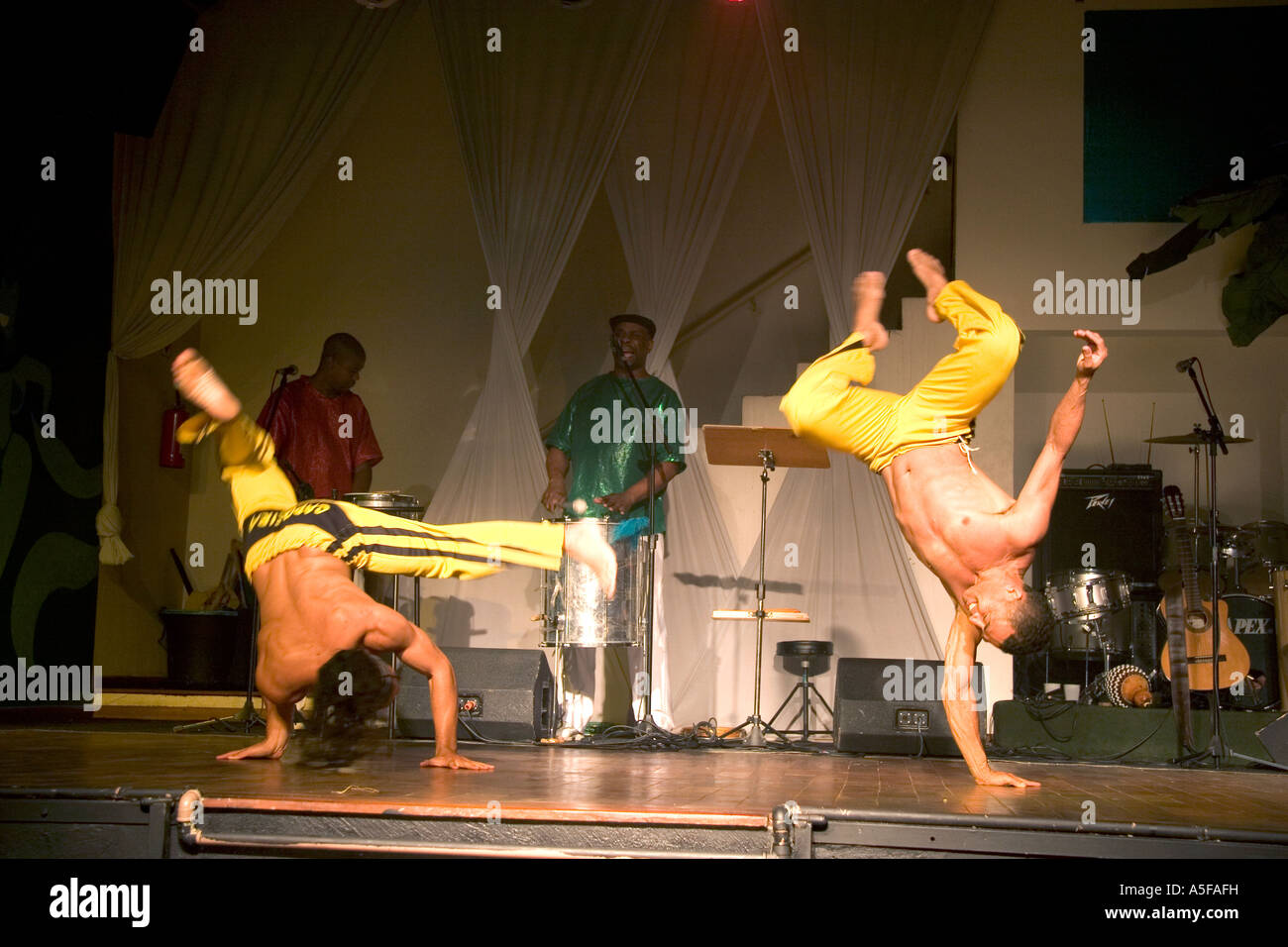 Les hommes d'effectuer une danse appelée arts martiaux Capoeira dans une boîte de nuit à Sao Paulo Brésil Banque D'Images