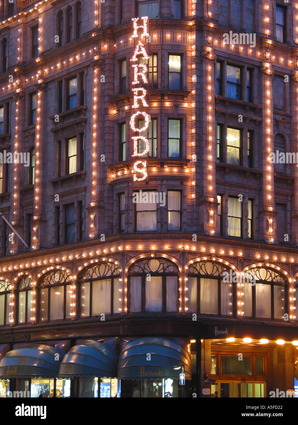 Harrods illuminé la nuit, Brompton Road, Knightsbridge, Royal Borough de Kensington et Chelsea, Londres, Angleterre, Royaume-Uni Banque D'Images