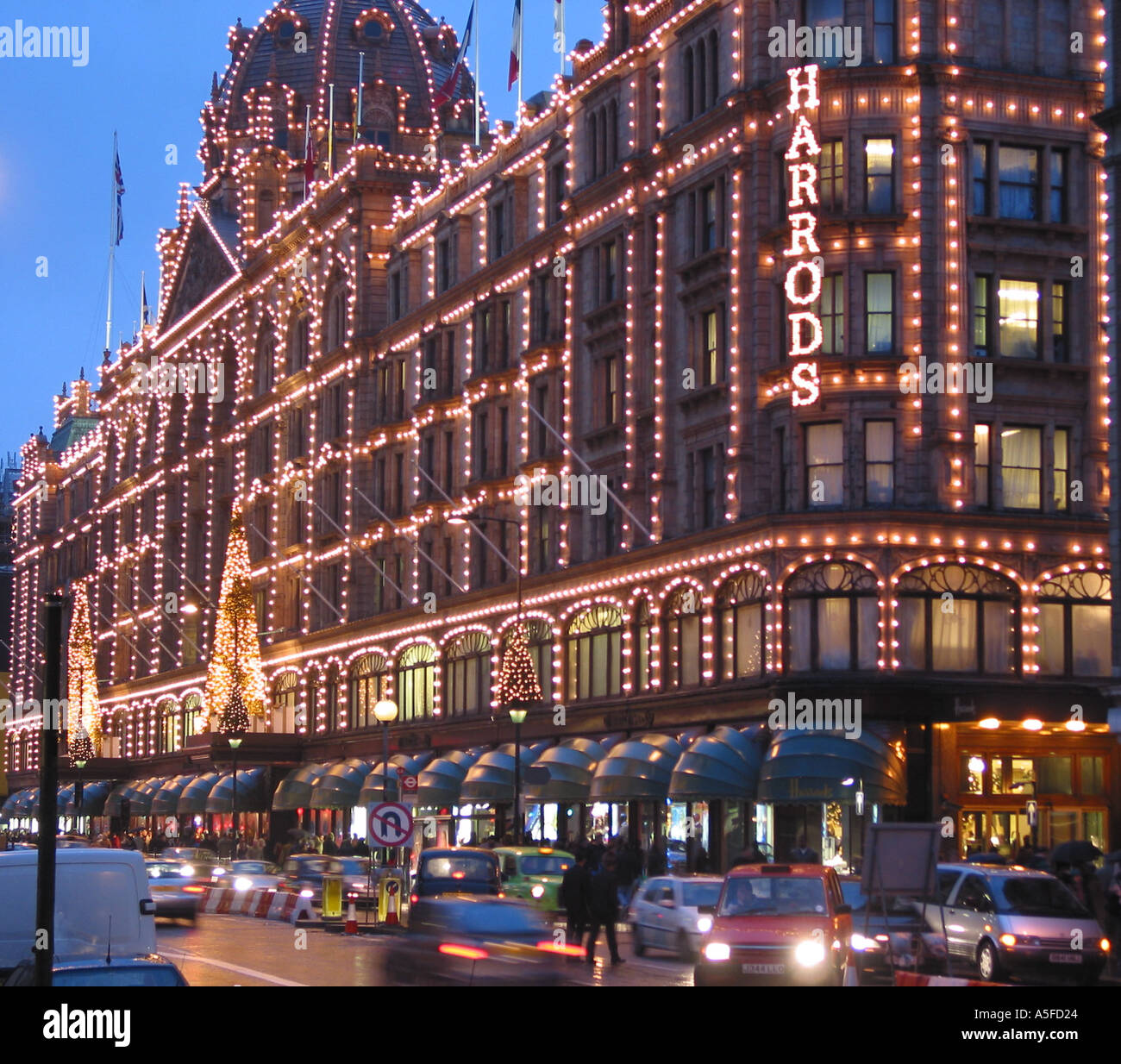 Harrods illuminé la nuit, Brompton Road, Knightsbridge, Royal Borough de Kensington et Chelsea, Londres, Angleterre, Royaume-Uni Banque D'Images
