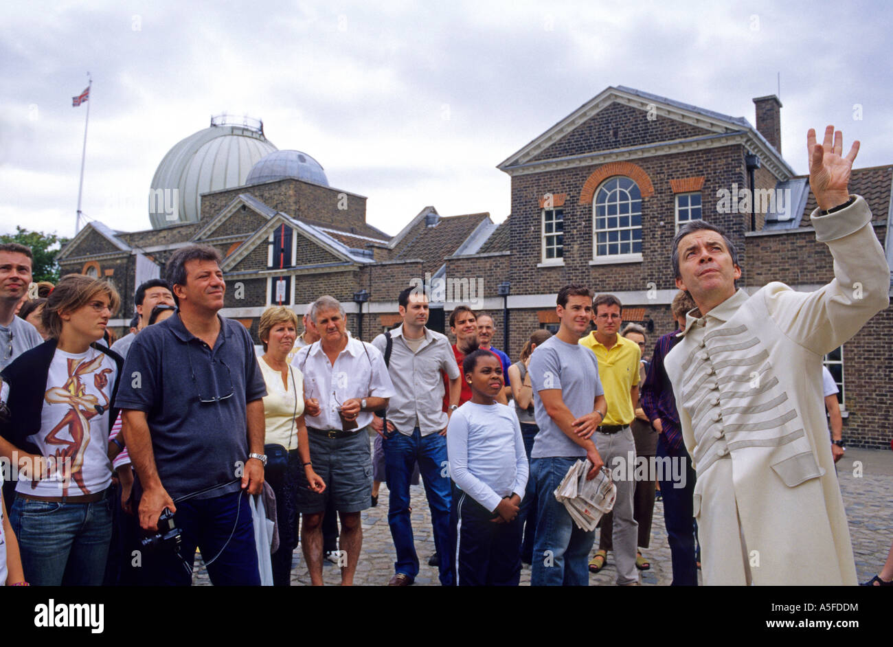 Guide à l'Observatoire de Londres Angleterre Le site marque le premier Méridien du monde où le temps commence Banque D'Images