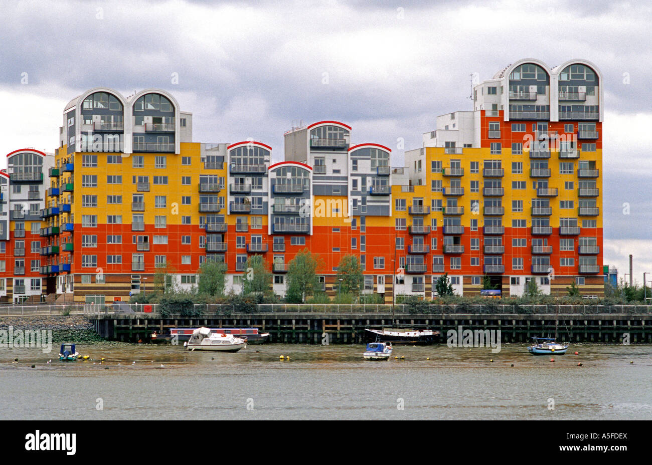 Logement Appartement le long de la rivière Thames à London England Banque D'Images