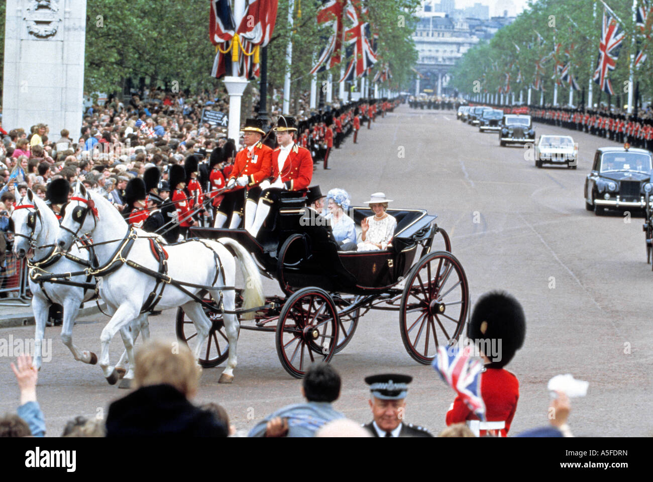 La princesse Diana et la reine mère monter dans un transport au cours de la parade de la couleur à Londres en Angleterre Banque D'Images