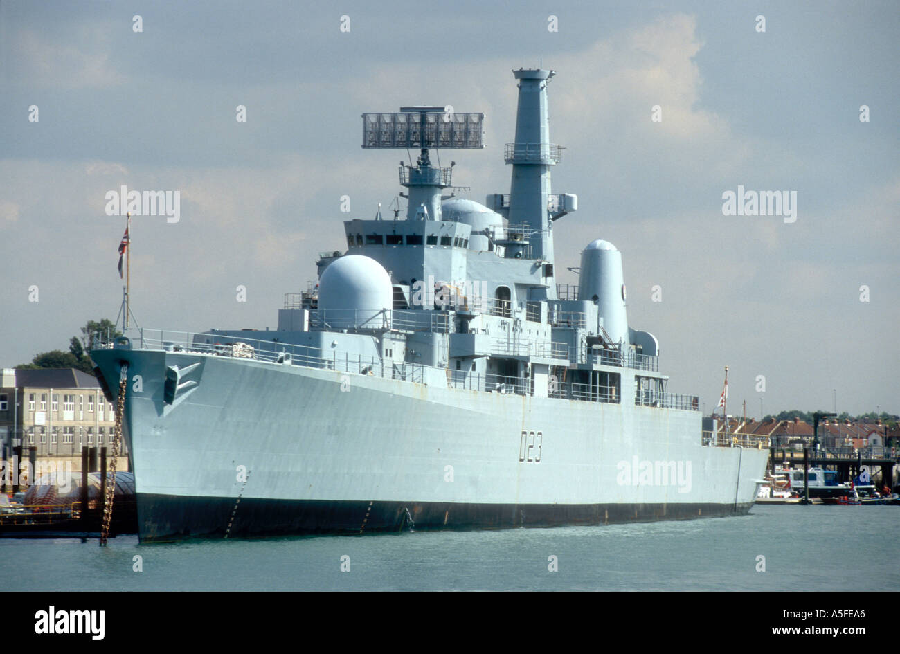La Royal Navy type classe Bristol 82 destroyer HMS Bristol à la base navale de Portsmouth Hampshire England UK Banque D'Images