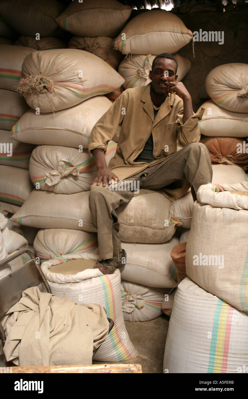 Addis Abeba, Ethiopie, jeune homme dans une usine de broyage des grains Banque D'Images