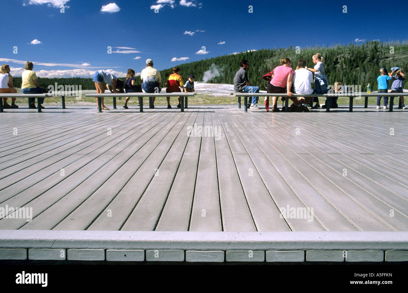 Le plastique recyclé utilisé pour le bois d'à Old Faithful visitor center dans le Parc National de Yellowstone au Wyoming Banque D'Images