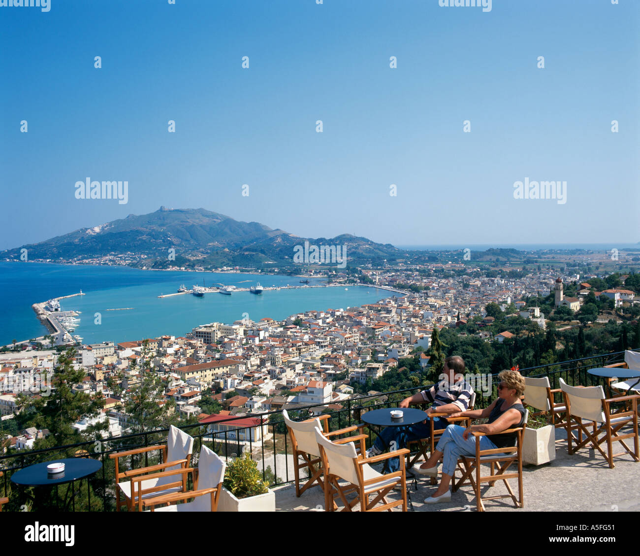 Terrasse de restaurant avec vue panoramique sur le port, la ville de Zakynthos, Bochali, Zakynthos (Zante), îles Ioniennes, Grèce Banque D'Images