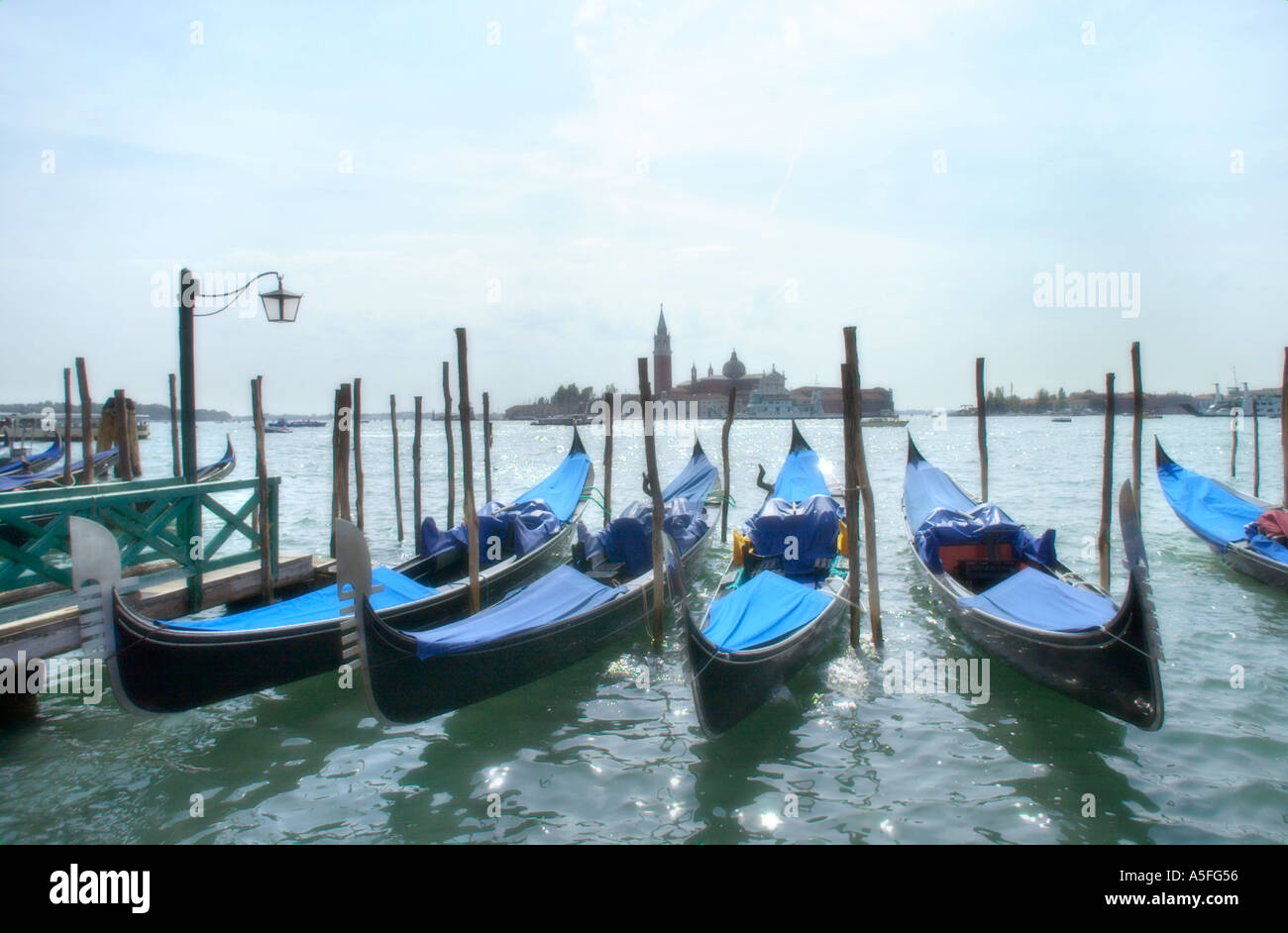 Soft focus shot de gondoles sur le Canal San Marco à la direction de San Giorgio Maggiore, San Marco, Venise, Vénétie, Italie Banque D'Images