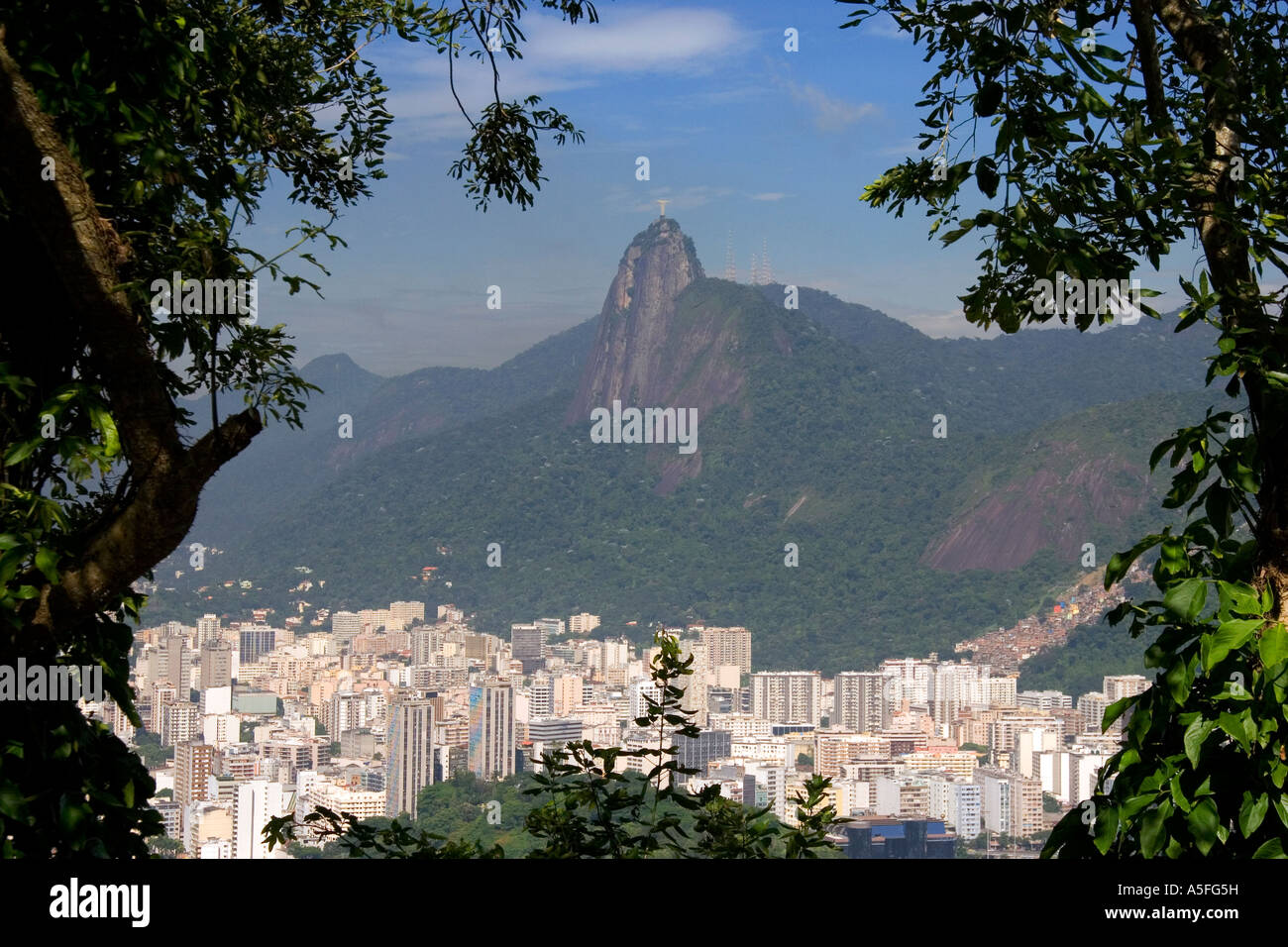 Rio de Janeiro Brésil colline avec une statue du Christ Banque D'Images